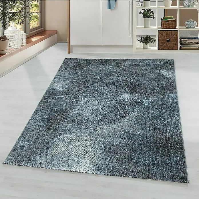 Kurzflorteppich Ottawa 4203 - Blau, 150 x 80 cm, 100% Polypropylen - Ein rechteckiger, grauer Teppich mit abstraktem Muster liegt in einem hellen Raum. Er verleiht dem Raum eine moderne Note und Wärme.
