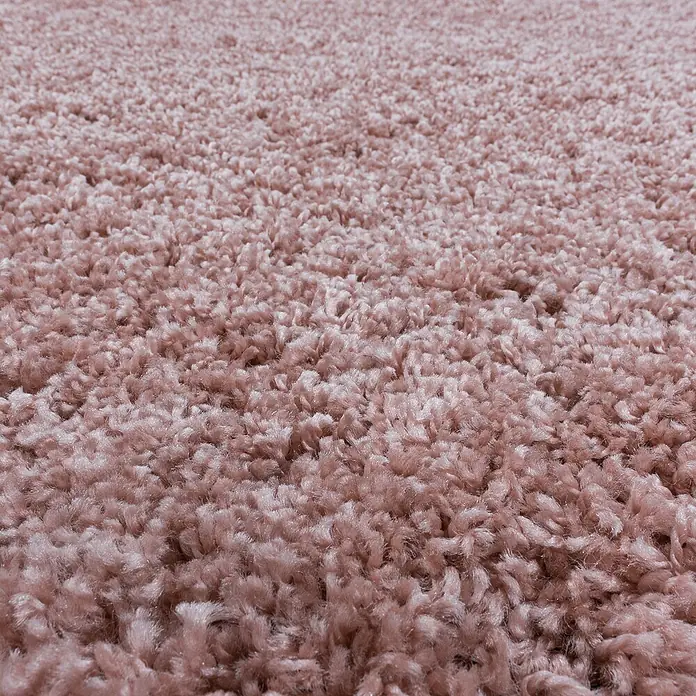 Hochflorteppich Sydney 3000 - Rose, Durchmesser: 120 cm, 100% Polypropylen - Nahaufnahme eines flauschigen, rosafarbenen Shaggy-Teppichs. Die Textur ist weich und einladend, ideal für ein gemütliches Zuhause.