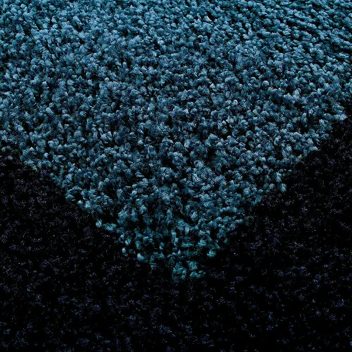Hochflorteppich Life 1503 - Navy, 200 x 100 cm, 100% Polypropylen - Nahaufnahme eines zweifarbigen, zotteligen Teppichs, der ein luxuriöses Gefühl und Textur hervorruft.