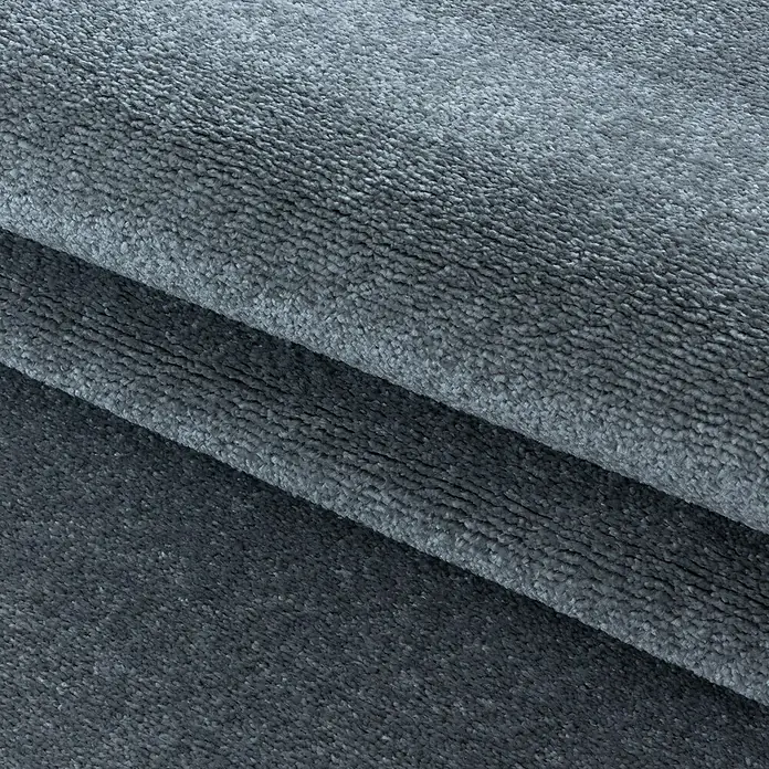 Hochflorteppich Rio 4600 - Silber, 150 x 80 cm, 100% Polypropylen - Detailaufnahme eines weichen, blaugrauen Teppichs mit üppiger Textur und subtilen Farbverläufen, ideal für gemütliche Innenräume.