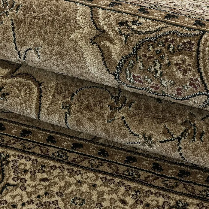 Kurzflorteppich Kashmir 2601Beige, 150 x 80 cm, 100% Polypropylen - Detailaufnahme eines gewebten Teppichs mit braunen und beigen Farbtönen und einem verzierten, klassischen Muster.