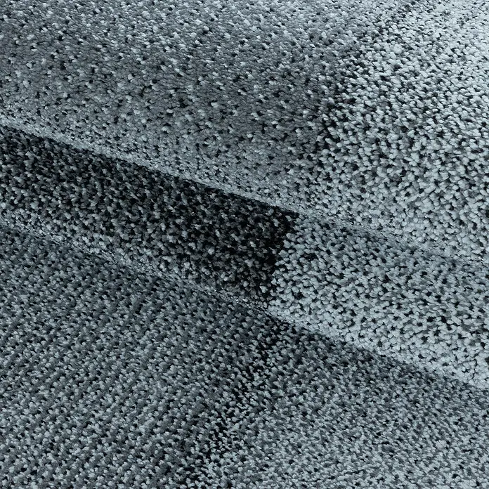 Kurzflorteppich Ottawa 4202 - Grau, 170 x 120 cm, 100 % Polypropylen - Nahaufnahme eines grauen Teppichs mit sichtbarer Textur und Faltenwurf für ein gemütliches Ambiente.