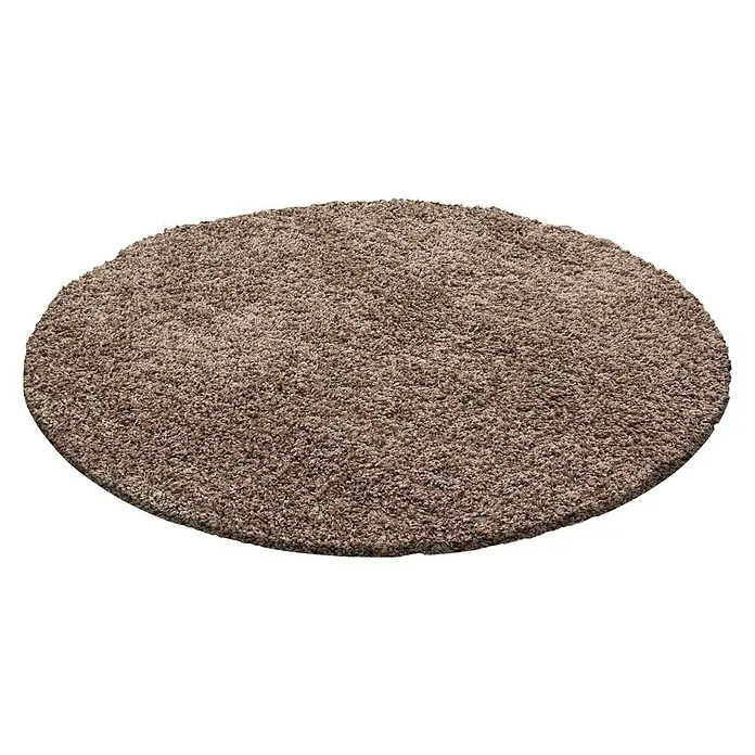 Hochflorteppich Life 1500 - Mocca, Durchmesser: 80 cm, 100% Polypropylen - Brauner, runder Teppich mit flauschiger Textur auf schwarzem Hintergrund. Perfekt, um jedem Raum Wärme und Komfort zu verleihen.