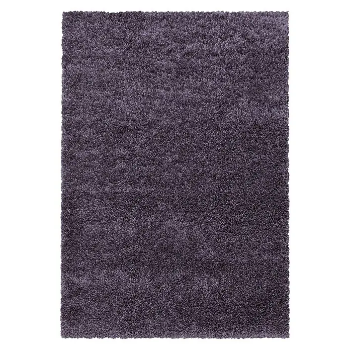 Hochflorteppich Sydney 3000Violett, 400 x 300 cm, 100% Polypropylen - Nahaufnahme eines rechteckigen, hochflorigen Teppichs in einem satten Pflaumenton, ideal für zusätzliche Wärme und Textur in jedem Raum.