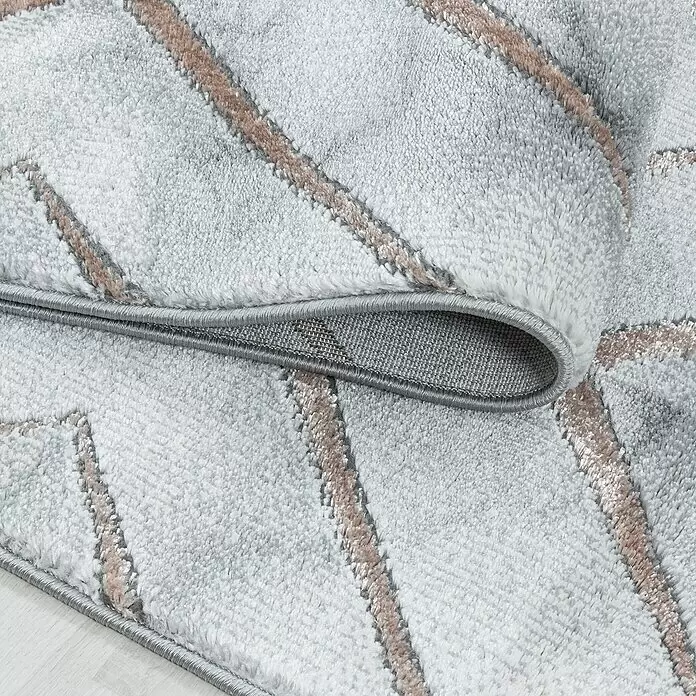 Kurzflorteppich Naxos 3811 - Bronze, 200 x 140 cm, 80% Polypropylen, 20% Polyester - Hellgrauer Teppich mit abstrakten beigen Linien, teilweise aufgerollt, zeigt seinen weichen Flor, den umkettelten Rand und die texturierte Rückseite.