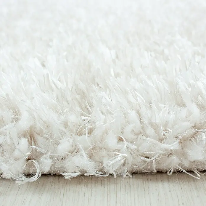 Hochflorteppich Brilliant 4200Natur, Durchmesser: 80 cm, 100% Polyester - Nahaufnahme eines weißen, hochflorigen Teppichs. Das weiche, luxuriöse Material verleiht jedem Raum Wärme und Komfort.