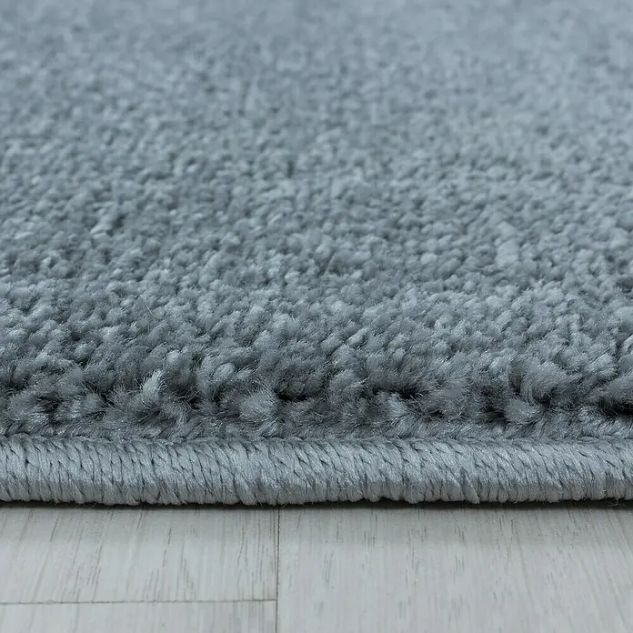Hochflorteppich Rio 4600 - Silber, 150 x 80 cm, 100% Polypropylen - Detailaufnahme eines grauen Shaggy-Teppichs, der Weichheit und Komfort ausstrahlt. Die Textur lädt zum Berühren ein.