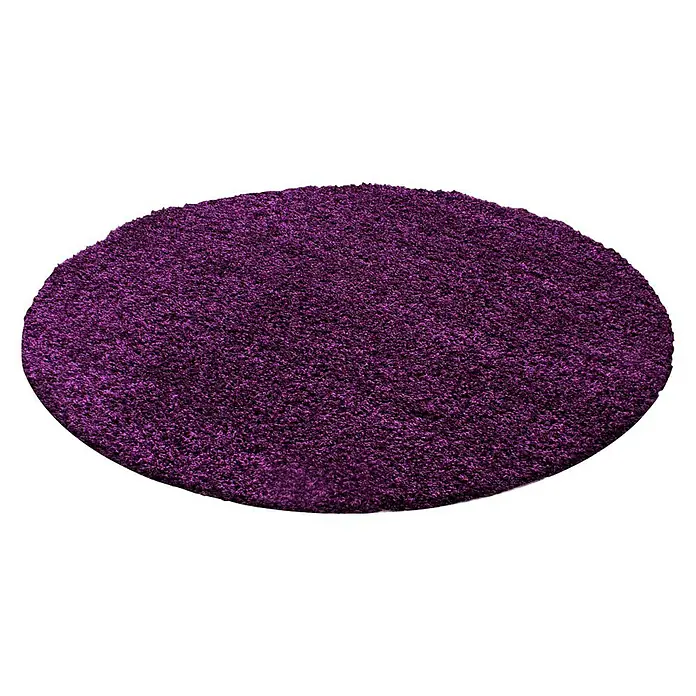Hochflorteppich Life 1500 - Lila, Durchmesser: 160 cm, 100% Polypropylen - Nahaufnahme eines runden, lilafarbenen Teppichs mit flauschiger Textur auf schwarzem Hintergrund.