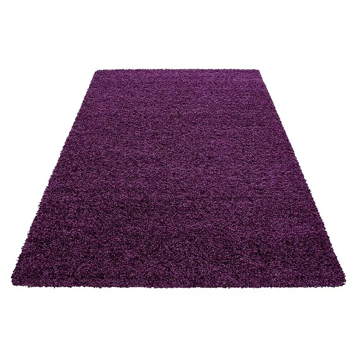 Hochflorteppich Life 1500Lila, 290 x 200 cm, 100% Polypropylen - Ein violetter, hochfloriger Teppich mit weicher Textur auf schwarzem Hintergrund. Ideal, um jedem Raum Wärme und Farbe zu verleihen.