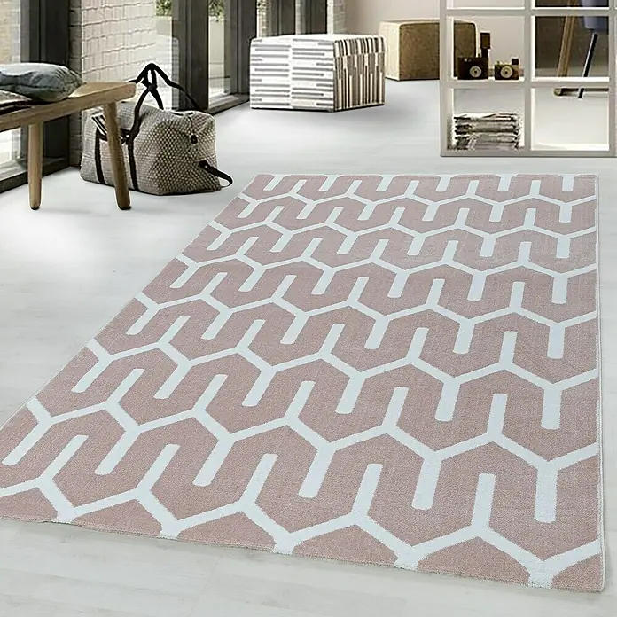 Kurzflorteppich Costa 3524 - Pink, 290 x 200 cm, 100 % Polypropylen - Ein rosafarbener Teppich mit weißem geometrischem Muster liegt in einem hellen Raum. Er verleiht dem Raum einen modernen Touch.