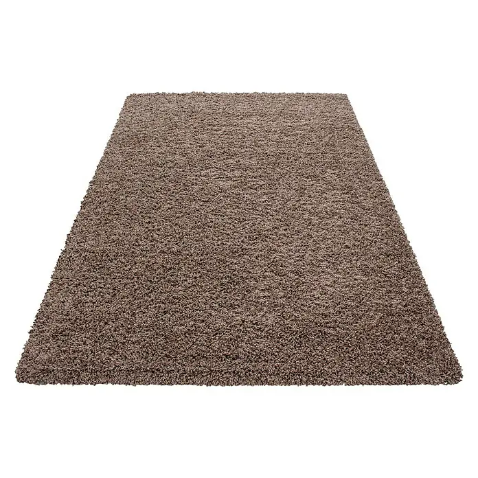 Hochflorteppich Dream 4000Mocca, 130 x 65 cm, 100 % Polypropylen - Detailaufnahme eines rechteckigen, zotteligen Teppichs in einem warmen Braunton, der eine weiche Textur und einladende Wärme ausstrahlt.
