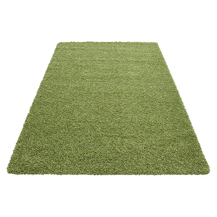 Hochflorteppich Life 1500Grün, 250 x 80 cm, 100% Polypropylen - Nahaufnahme eines rechteckigen, grünen Teppichs mit hoher Flordichte, ideal für Wohnräume und zur Schaffung einer gemütlichen Atmosphäre.