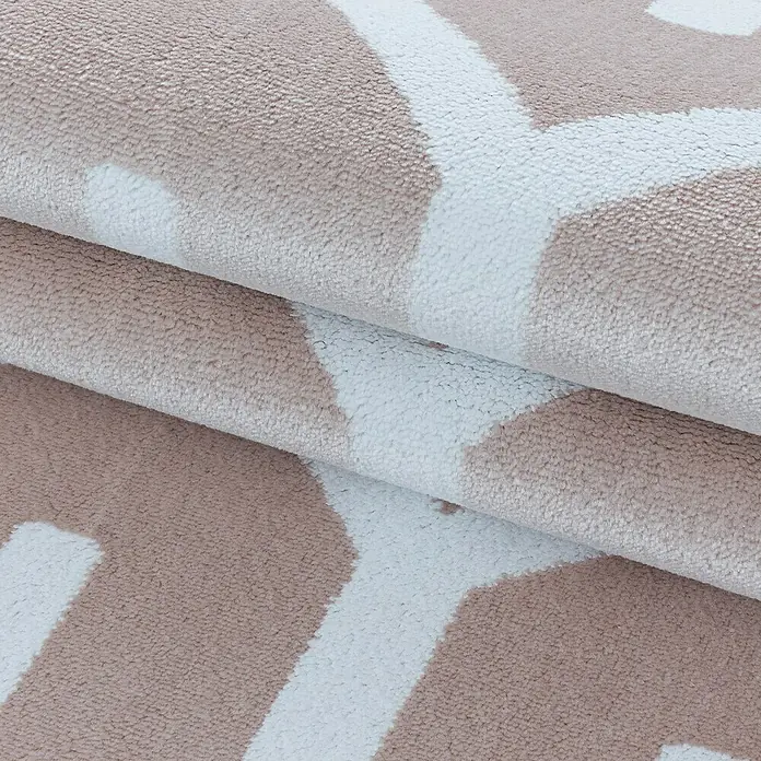 Kurzflorteppich Costa 3524 - Pink, 290 x 200 cm, 100 % Polypropylen - Nahaufnahme eines Teppichs mit einem stilvollen, geometrischen Muster in sanften Rosatönen und Weiß, der eine weiche Textur und moderne Ästhetik zeigt.