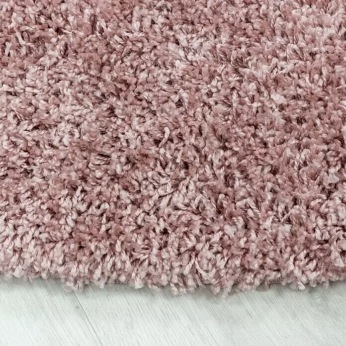 Hochflorteppich Sydney 3000 - Rose, Durchmesser: 120 cm, 100% Polypropylen - Flauschiger, hochfloriger Teppich in Altrosa mit zotteliger Textur auf hellem Holzboden.