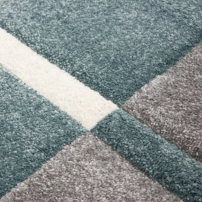 Kurzflorteppich Hawaii 1310 - Blau, 290 x 200 cm, 100% Polypropylen - Nahaufnahme eines gemusterten Teppichs mit blauen, grauen und weißen Farbtönen, der eine weiche Textur und ein modernes Design zeigt.