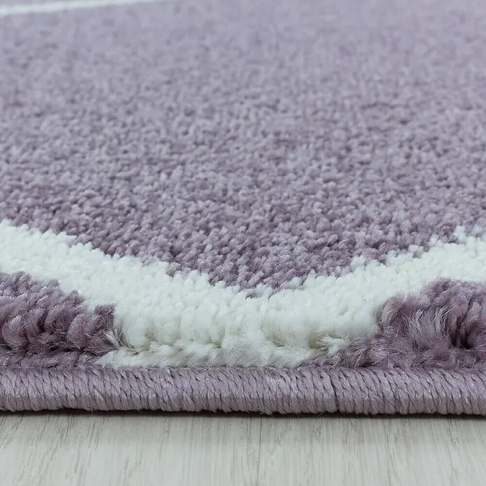 Hochflorteppich Rio 4601Lila, 150 x 80 cm, 100% Polypropylen - Nahaufnahme eines lila Teppichs mit weißem Dekor, der eine weiche und luxuriöse Textur zeigt. Ideal für ein gemütliches Ambiente.