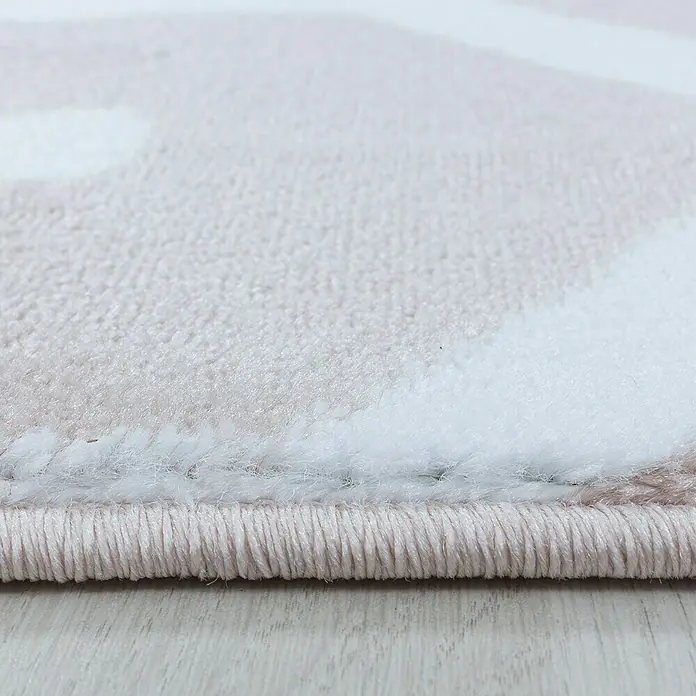 Kurzflorteppich Costa 3524 - Pink, 290 x 200 cm, 100 % Polypropylen - Nahaufnahme eines weichen, rosa Teppichs mit weißem Muster und sauberer Kante, ideal für gemütliche Wohnräume.