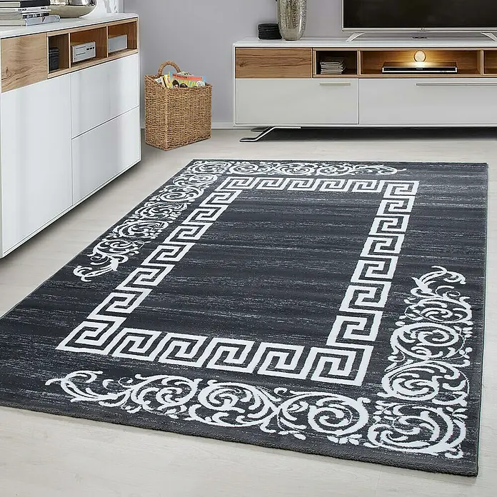 Kurzflorteppich Miami 6620Grau, 170 x 120 cm, 100% Polypropylen - Eleganter grauer Teppich mit griechischem Mäander-Muster und floralen Akzenten im Wohnzimmer. Perfekt für modernes Wohnambiente.