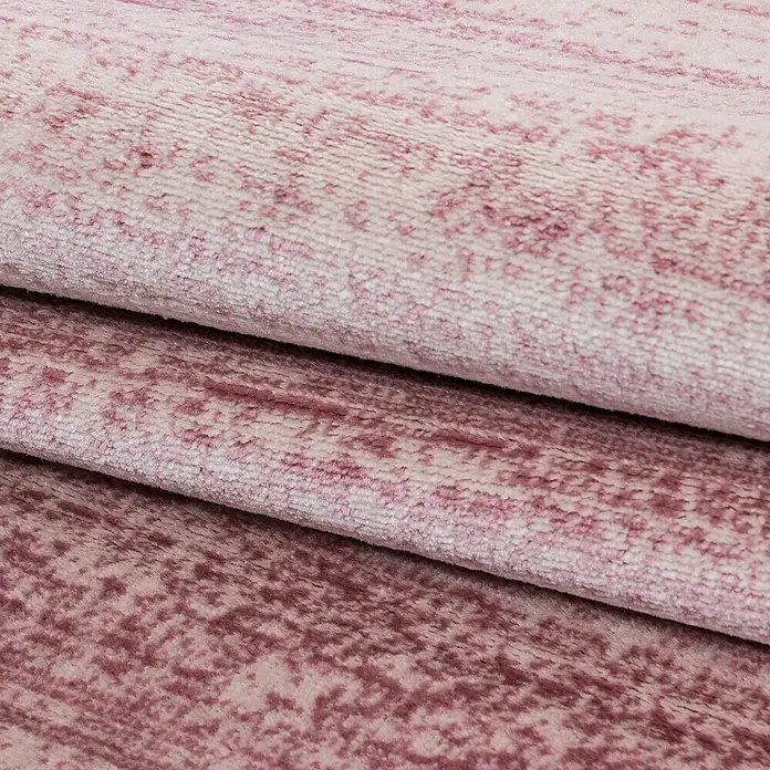 Kurzflorteppich Plus 8000 - Pink, 340 x 240 cm, 100 % Polypropylen - Nahaufnahme eines luxuriösen, rosafarbenen Teppichs mit feinen Texturen und Farbnuancen, die dessen hochwertige Verarbeitung hervorheben.