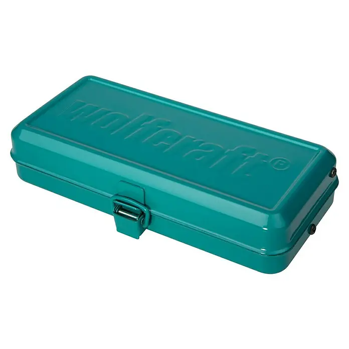 Wolfcraft Bit-Set Safety-Bit-Box - 31 -tlg. - Eine hellblaue Wolfcraft Werkzeugbox, die auf einer dunklen Oberfläche steht. Sie ist rechteckig und mit einem Verschluss versehen.