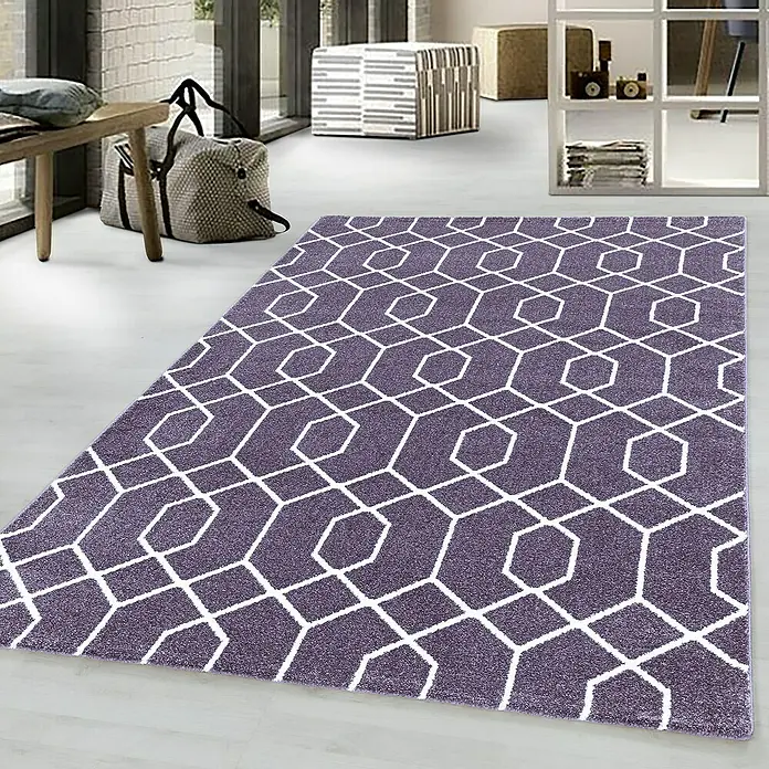 Kurzflorteppich Efor 3713Violett, 150 x 80 cm, 100 % Polypropylen - Ein lila Teppich mit einem weißen geometrischen Muster liegt in einem hellen Raum.