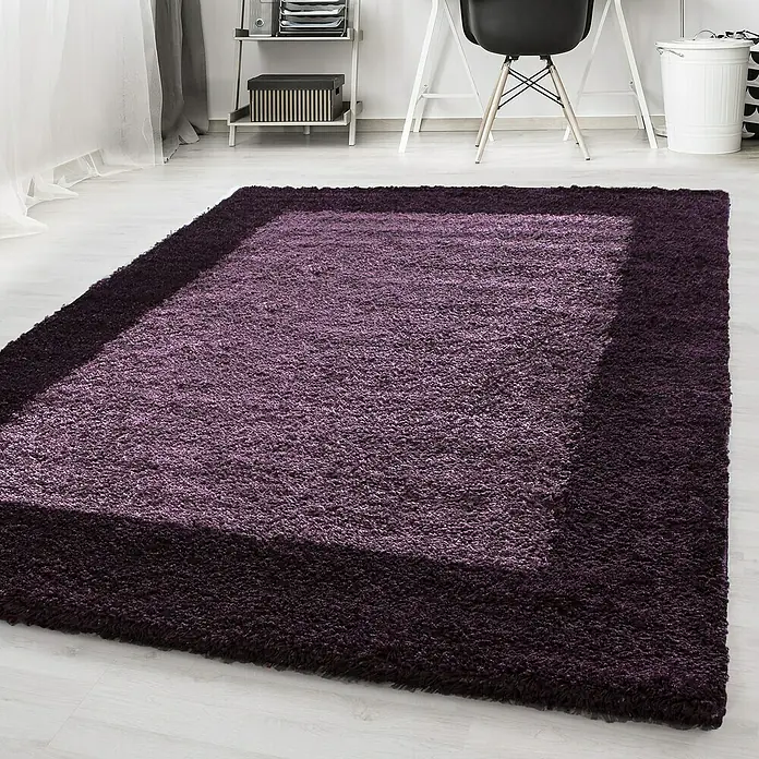 Hochflorteppich Life 1503Lila, 230 x 160 cm, 100 % Polypropylen - Nahaufnahme eines rechteckigen, hochflorigen Teppichs in einem satten Pflaumenton mit einer dunkleren Umrandung.
