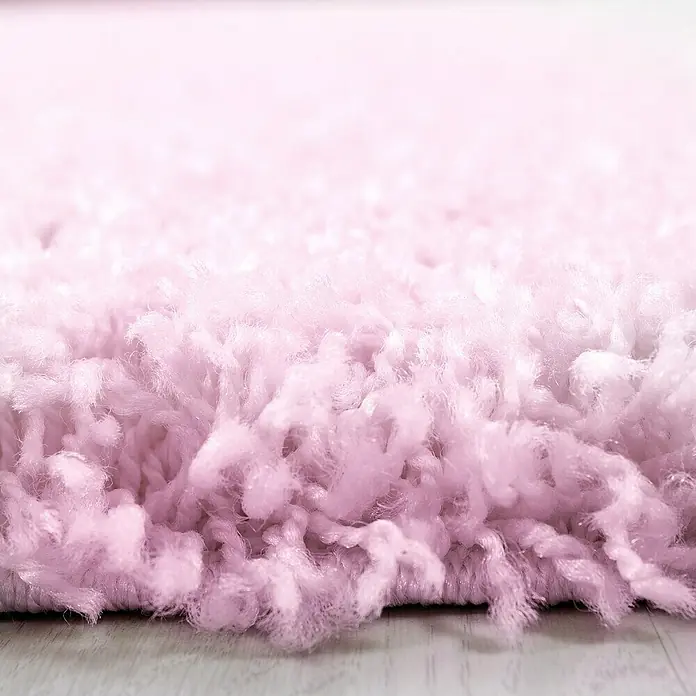 Hochflorteppich Life 1500Pink, 400 x 300 cm, 100% Polypropylen - Nahaufnahme eines flauschigen, rosafarbenen Teppichs. Die weiche Textur und der Farbton erzeugen eine warme, einladende Atmosphäre.