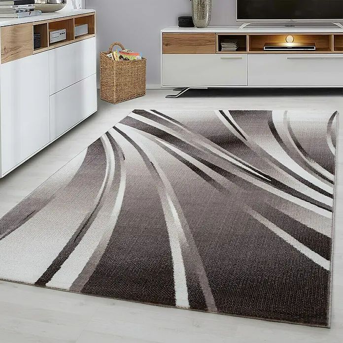 Kurzflorteppich Parma 9210Braun, 290 x 200 cm, 100% Polypropylen - Grauer Teppich mit abstraktem Muster im Wohnzimmer. Der Teppich verleiht dem Raum eine moderne Note und sorgt für Gemütlichkeit.