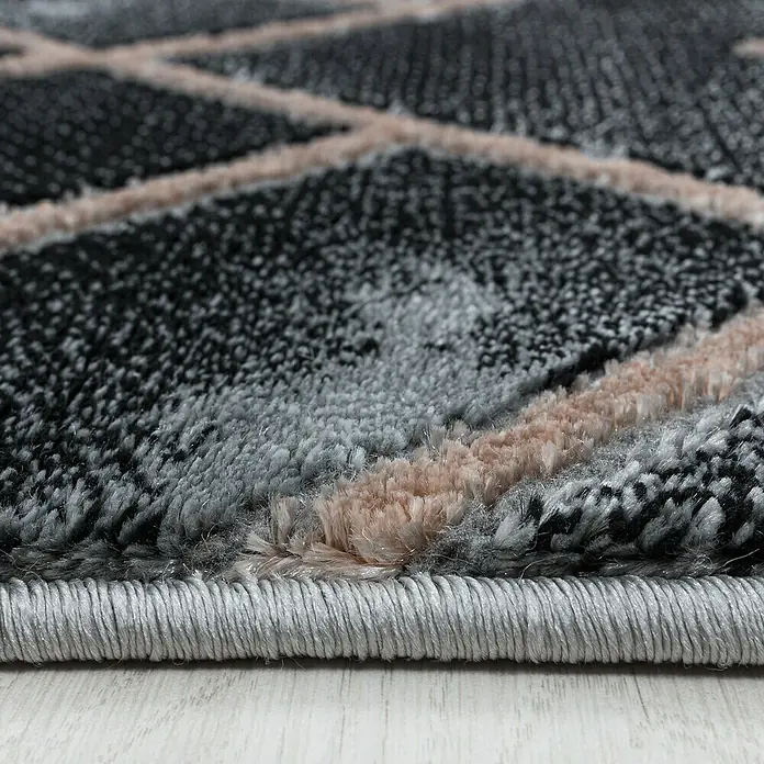 Kurzflorteppich Naxos 3812 - Bronze, 200 x 140 cm, 80% Polypropylen, 20% Polyester - Nahaufnahme eines grauen Teppichs mit modernem geometrischen Muster und rosafarbenen Akzenten, ideal für ein stilvolles Zuhause.