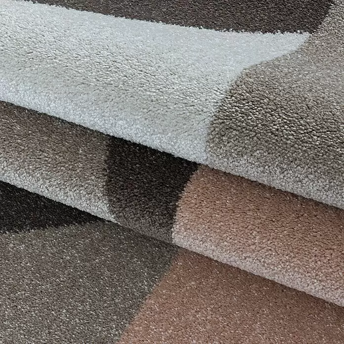 Kurzflorteppich Efor 3716 - Rose, 250 x 80 cm, 100% Polypropylen - Gefalteter Teppich mit geometrischem Muster in Creme-, Braun- und Beigetönen, der seine weiche Textur zeigt.
