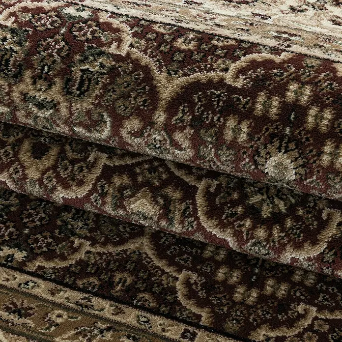 Kurzflorteppich Kashmir 2602Rot, 150 x 80 cm, 100% Polypropylen - Detailaufnahme eines Teppichs mit floralem Muster in warmen Farben, der eine elegante und gemütliche Atmosphäre vermittelt.