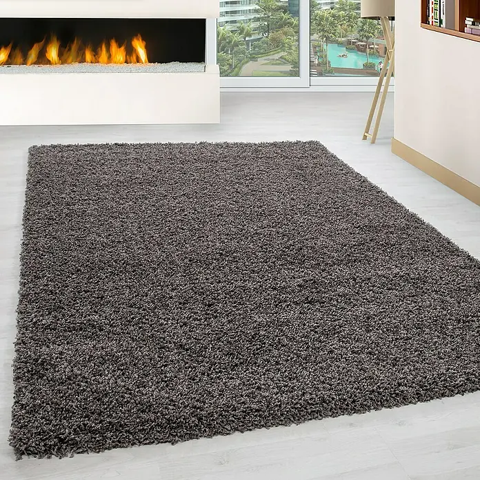 Hochflorteppich Life 1500 - Taupe, 170 x 120 cm, 100% Polypropylen - Nahaufnahme eines modernen, grauen Hochflorteppichs, der Wärme und Komfort in jedes Wohnzimmer bringt.
