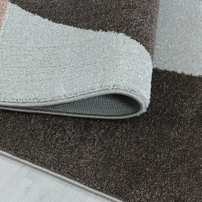 Kurzflorteppich Efor 3716 - Rose, 250 x 80 cm, 100% Polypropylen - Detailansicht eines modernen Teppichs mit abstraktem Design, der eine Kombination aus Grau- und Brauntönen zeigt und eine weiche Textur betont.