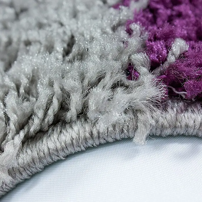 Hochflorteppich Life 1501 - Lila, 170 x 120 cm, 100% Polypropylen - Nahaufnahme eines strukturierten Teppichs mit Grau-, Weiß- und Lilatönen, der die weiche Textur und das dichte Gewebe hervorhebt.