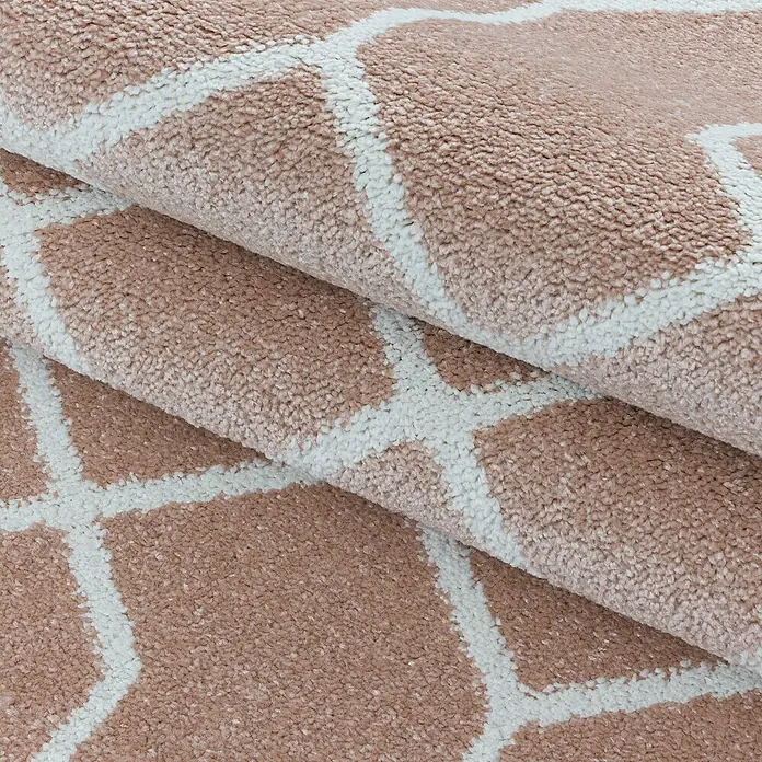 Kurzflorteppich Efor 3713Rose, 290 x 200 cm, 100% Polypropylen - Nahaufnahme eines weichen, rosa Teppichs mit einem stilvollen, geometrischen Muster, perfekt für eine gemütliche Atmosphäre.