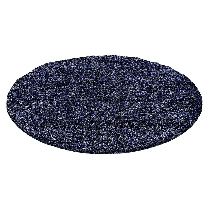 Hochflorteppich Life 1500 - Navy, Durchmesser: 200 cm, 100% Polypropylen - Nahaufnahme eines runden, hochflorigen, dunkelblauen Teppichs mit Textur vor einem schwarzen Hintergrund.