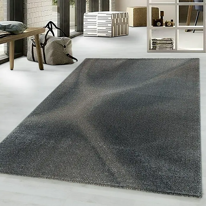 Kurzflorteppich Efor 3714 - Braun, 250 x 80 cm, 100 % Polypropylen - Nahaufnahme eines grauen Teppichs mit subtilem Schimmer, der eine gemütliche Atmosphäre für jeden Raum schafft.