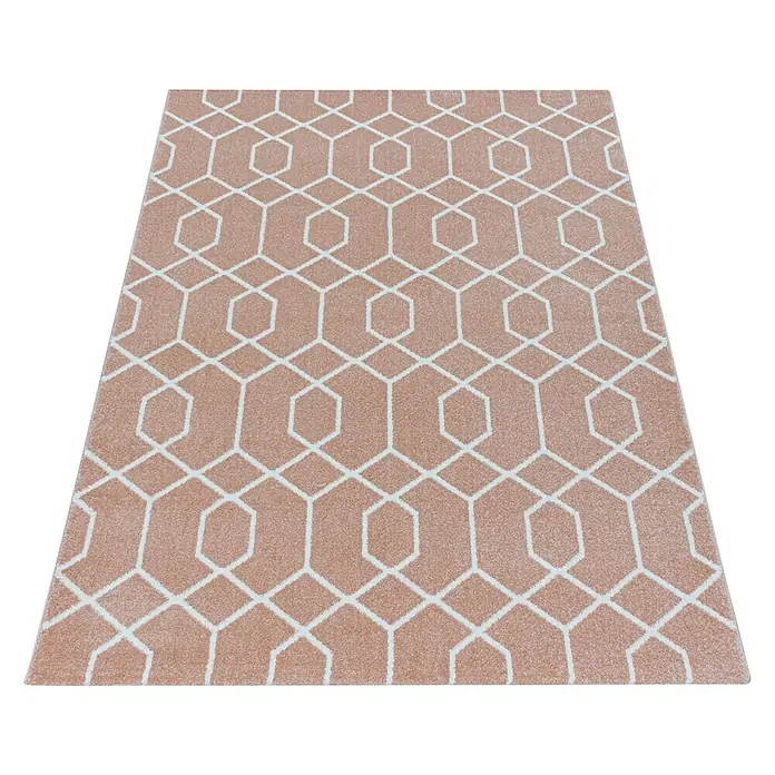 Kurzflorteppich Efor 3713Rose, 290 x 200 cm, 100% Polypropylen - Ein rechteckiger Teppich in Pfirsichfarbe mit einem geometrischen, weißen Muster, der dem Raum einen Hauch von modernem Stil verleiht.