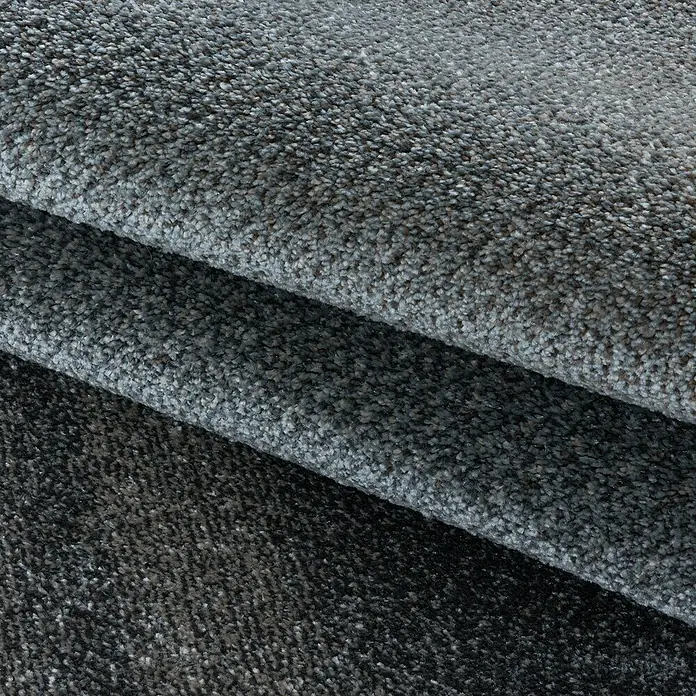Kurzflorteppich Efor 3714Braun, 200 x 140 cm, 100 % Polypropylen - Nahaufnahme eines weichen, mehrlagigen Teppichs in verschiedenen Grautönen, der eine angenehme Textur und Wärme ausstrahlt.