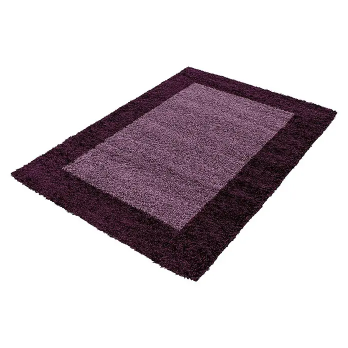 Hochflorteppich Life 1503Lila, 230 x 160 cm, 100 % Polypropylen - Nahaufnahme eines rechteckigen, zweifarbigen, violetten Shaggy-Teppichs auf schwarzem Hintergrund.