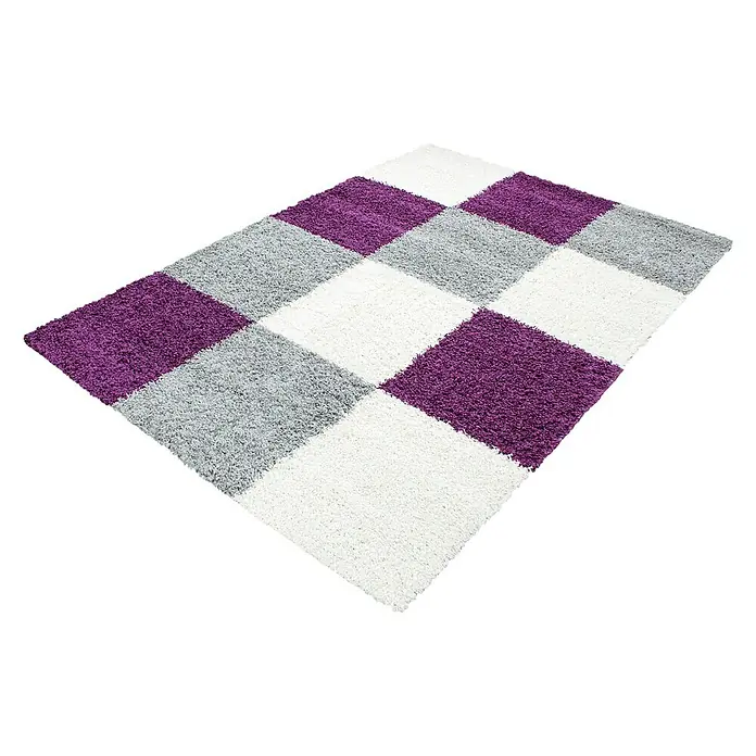 Hochflorteppich Life 1501Lila, 230 x 160 cm, 100% Polypropylen - Ein karierter, flauschiger Teppich mit Quadraten in Lila, Grau und Weiß auf einem schwarzen Hintergrund.