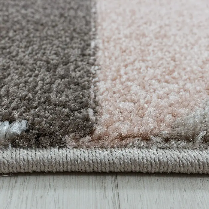 Kurzflorteppich Efor 3716 - Rose, 250 x 80 cm, 100% Polypropylen - Nahaufnahme eines Teppichs mit grauem und rosa Muster. Das detaillierte Bild zeigt die Textur und Verarbeitung des Teppichs.