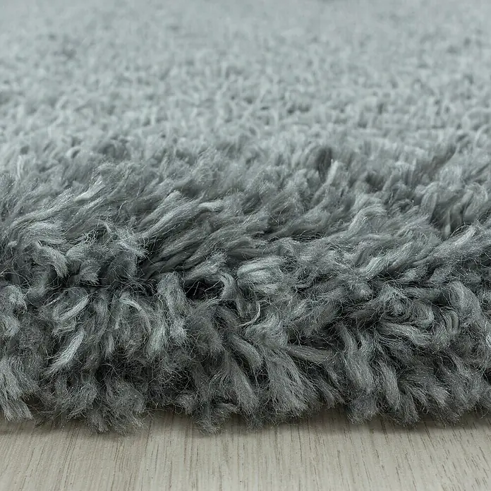 Hochflorteppich Fluffy 3500Light Grey, 370 x 380 cm, 100% Polypropylen - Nahaufnahme eines weichen, grauen Teppichs mit zotteliger Textur, ideal für ein gemütliches Zuhause.