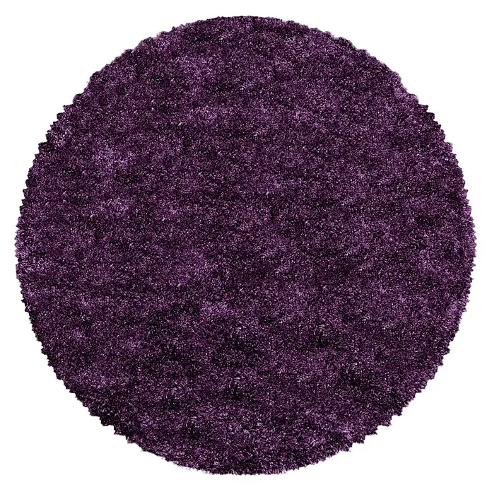 Hochflorteppich Fluffy 3500 - Lila, Durchmesser: 120 cm, 100 % Polypropylen - Nahaufnahme eines runden, violetten Teppichs mit dichter Textur, ideal für gemütliche Wohnbereiche und zur Dekoration von Innenräumen.