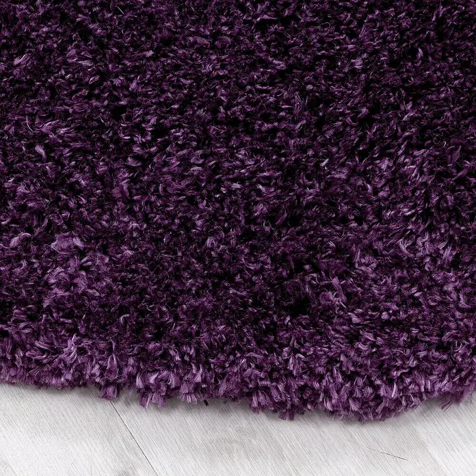 Hochflorteppich Fluffy 3500Lila, 340 x 240 cm, 100 % Polypropylen - Nahaufnahme eines violetten, hochflorigen Teppichs, der Weichheit und Komfort ausstrahlt. Ideal, um jedem Raum Wärme und Textur zu verleihen.