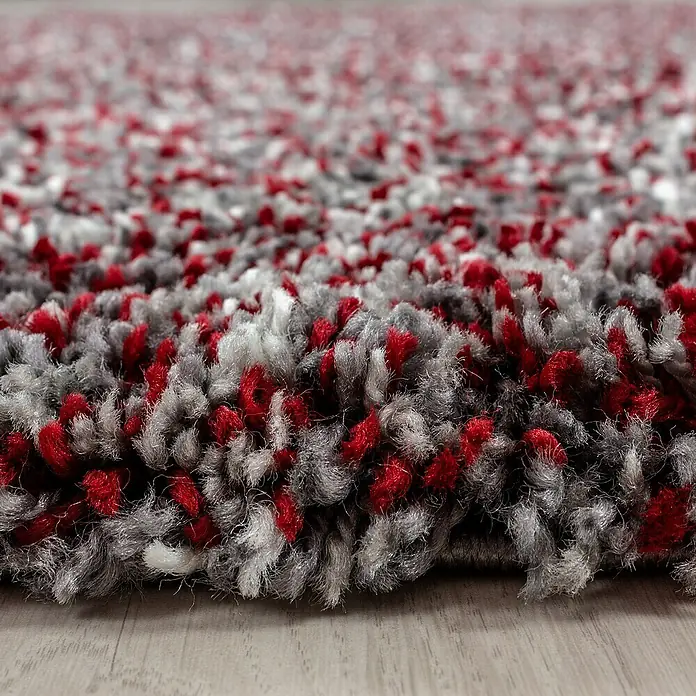 Hochflorteppich Enjoy - Rot, Durchmesser: 80 cm, 100 % Polypropylen - Nahaufnahme eines hochflorigen Teppichs mit roten und grauen Fasern.