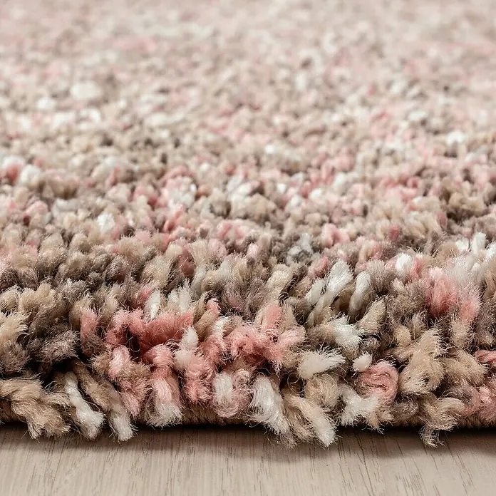 Hochflorteppich Enjoy - Rosa, Durchmesser: 80 cm, 100 % Polypropylen - Nahaufnahme eines weichen, mehrfarbigen Shaggy-Teppichs mit rosa, weißen und braunen Akzenten für ein gemütliches Ambiente.