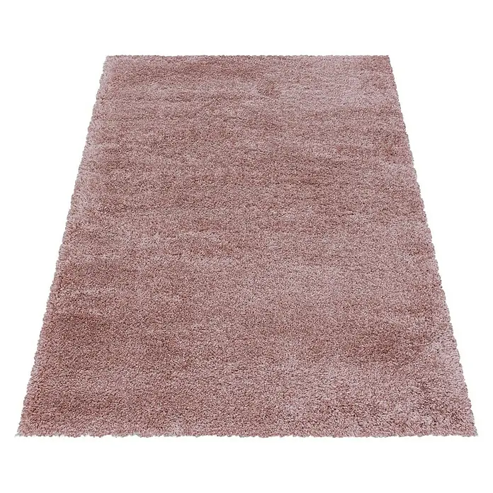 Hochflorteppich Fluffy 3500Rose, 370 x 380 cm, 100 % Polypropylen - Nahaufnahme eines flauschigen, rosa Teppichs mit weicher Textur, ideal für gemütliche Innenräume und zur Dekoration.