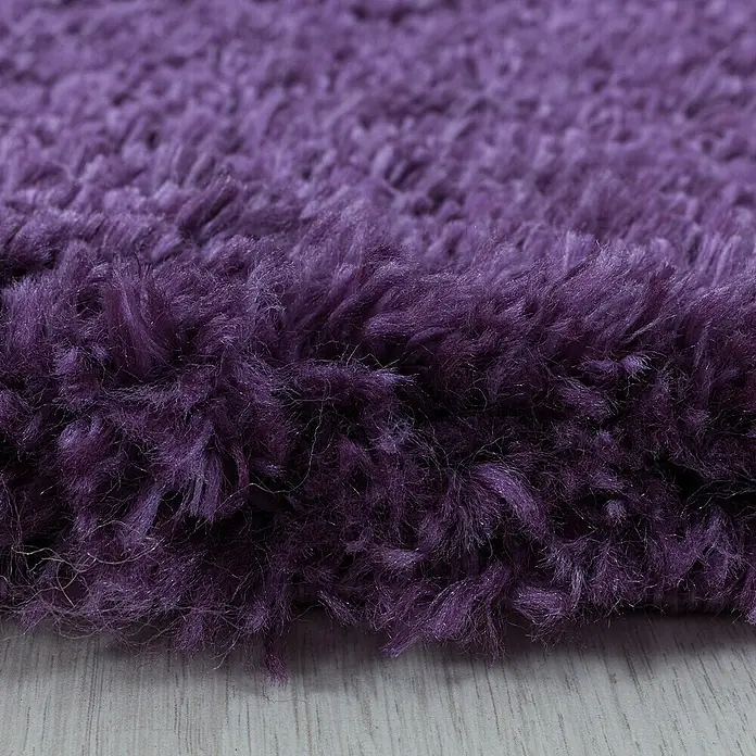 Hochflorteppich Fluffy 3500Lila, 340 x 240 cm, 100 % Polypropylen - Nahaufnahme eines lila Shaggy-Teppichs, der seine weiche und luxuriöse Textur hervorhebt. Perfekt, um jedem Raum Wärme und Komfort zu verleihen.