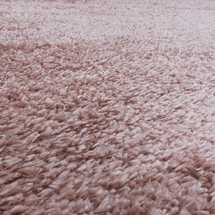 Hochflorteppich Fluffy 3500 - Rose, 200 x 140 cm, 100 % Polypropylen - Nahaufnahme eines zarten, rosafarbenen Teppichs mit weicher Textur und einladendem Erscheinungsbild, ideal für gemütliche Wohnräume.